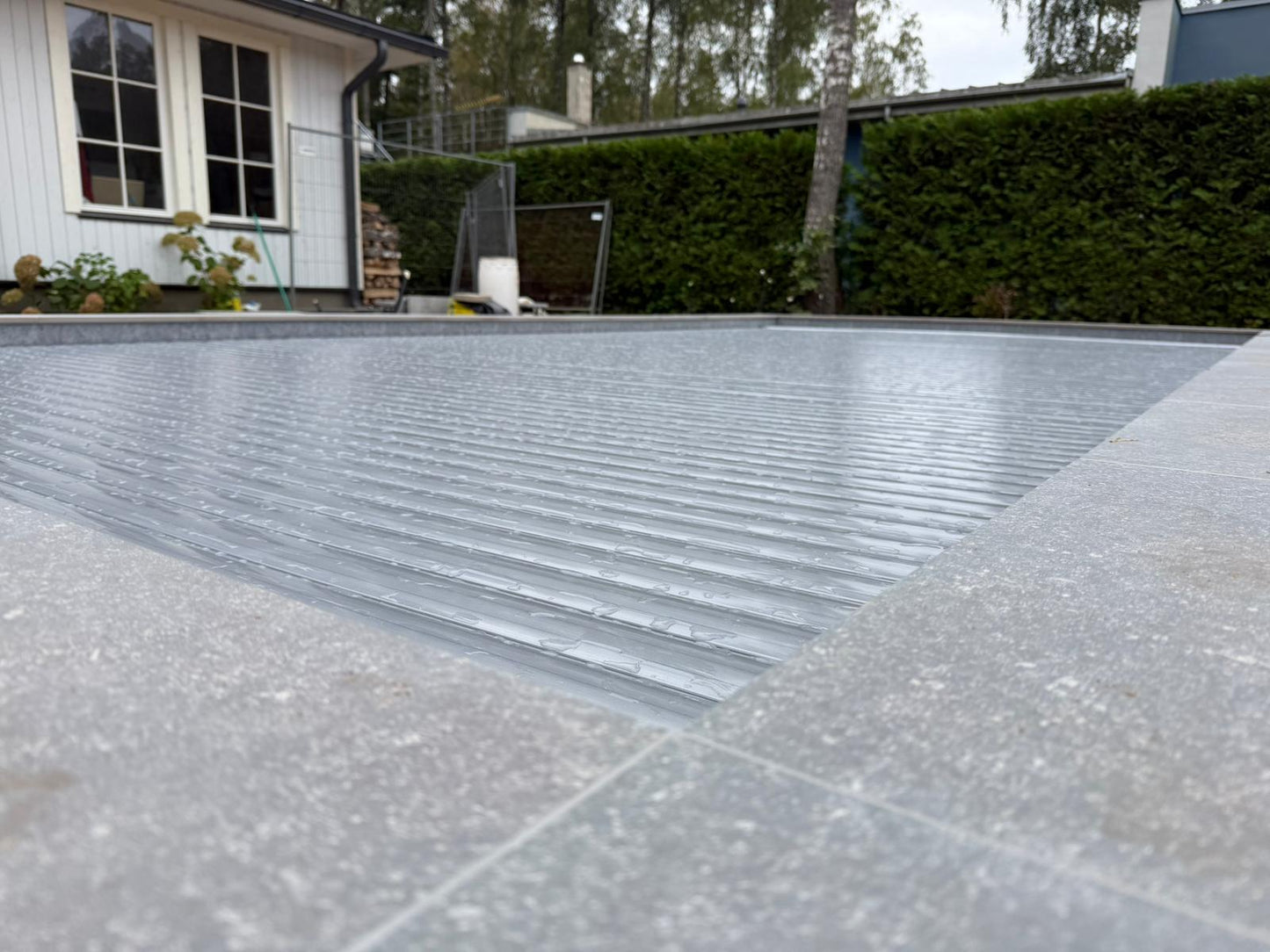 Iegremdējamās baseinu žalūzijas