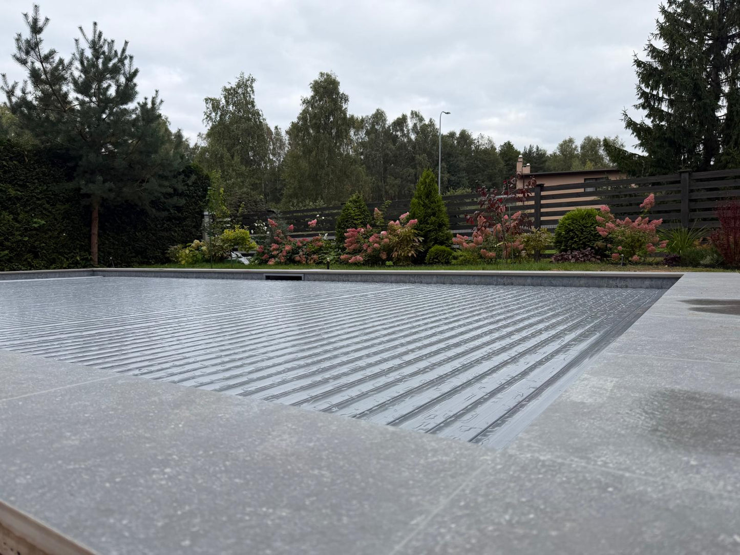 Iegremdējamās baseinu žalūzijas